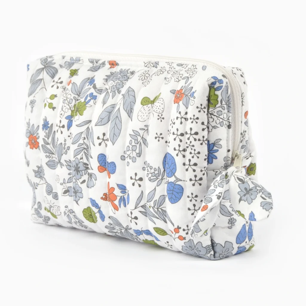 Kosmetyczka Kwiaty na Bieli — Outlet, 21 × 15 × 6 cm — widok główny